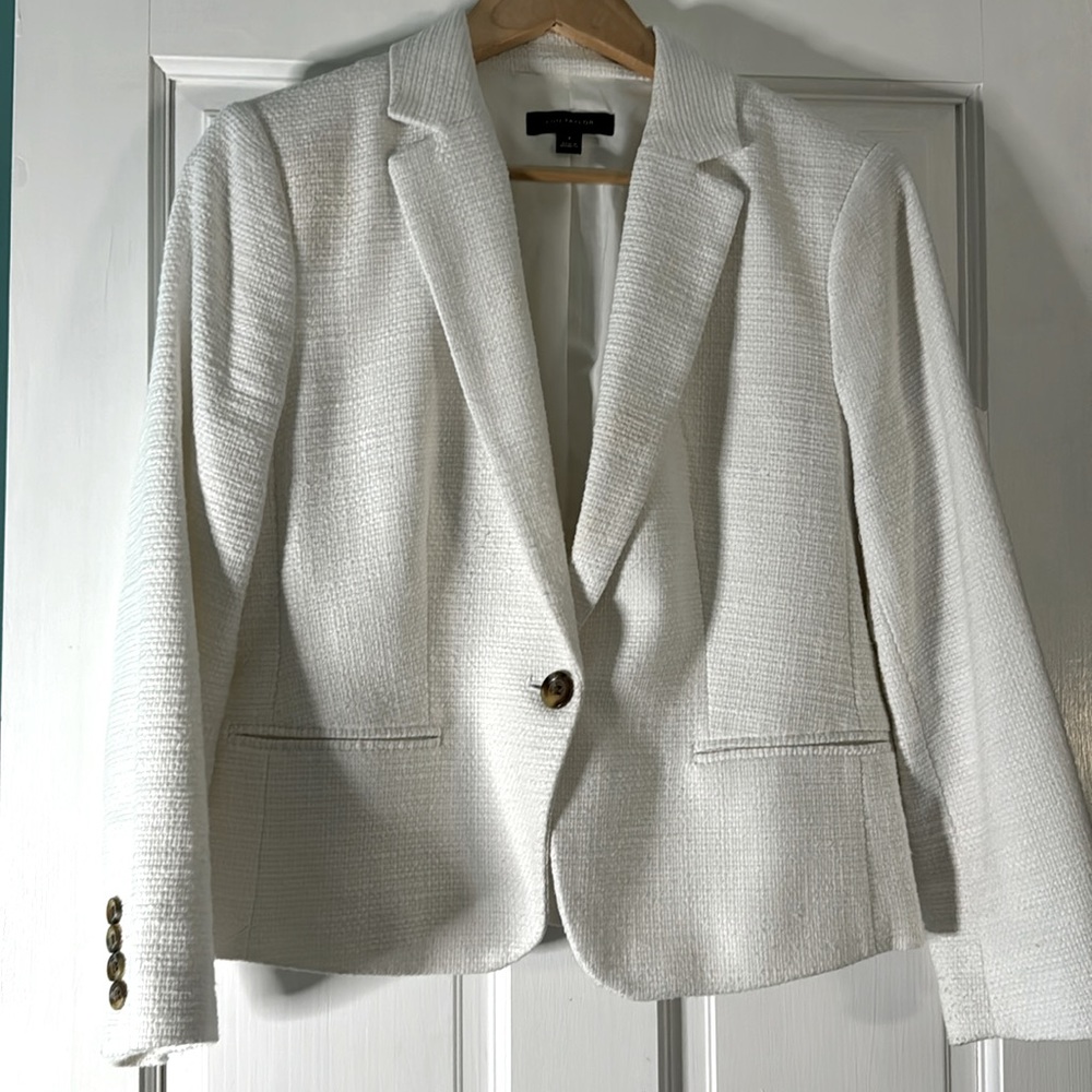 Ann Taylor blazer in white size 8 gorgeous look and feel